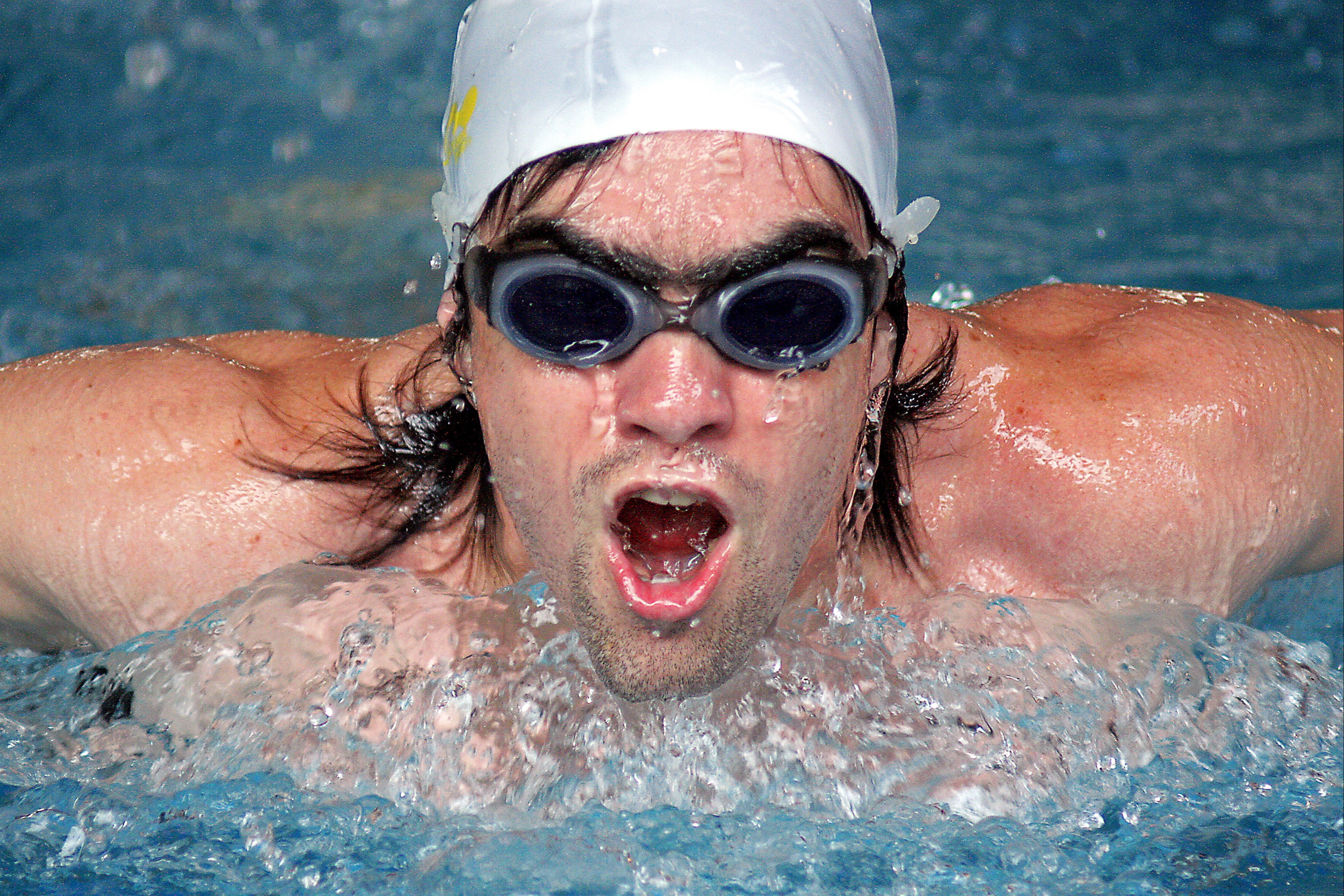 Schwimmer mit Taucherbrille im Wettkampf - Hypnose kann Konzentration fördern