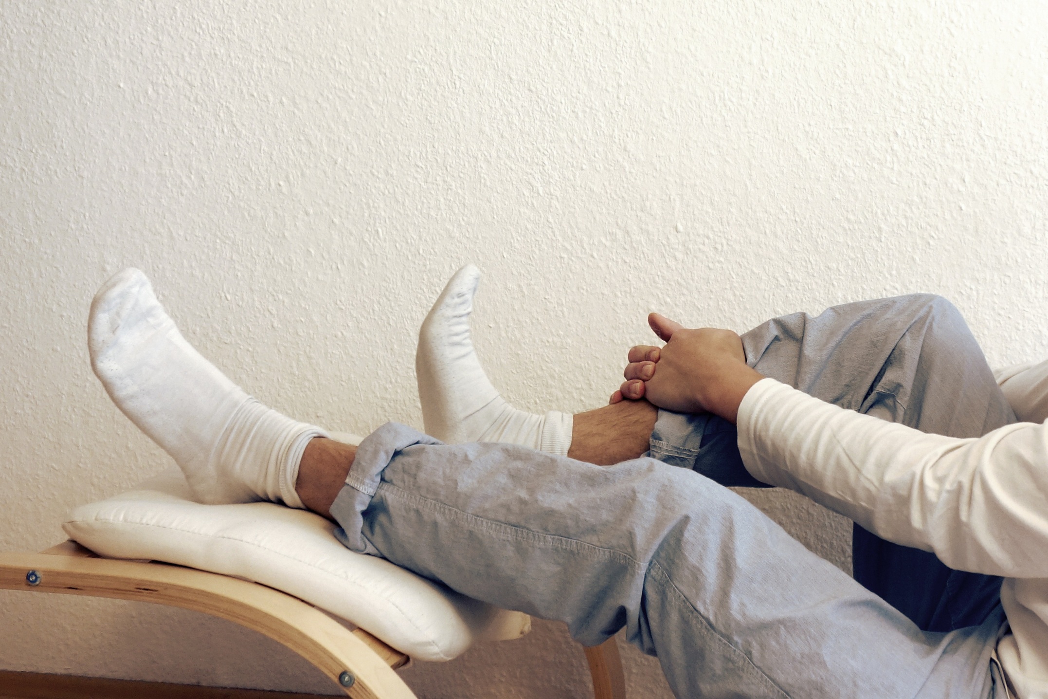 Entspannung pur: Vorbereitung auf die Hypnose-Sitzung im Liegen.